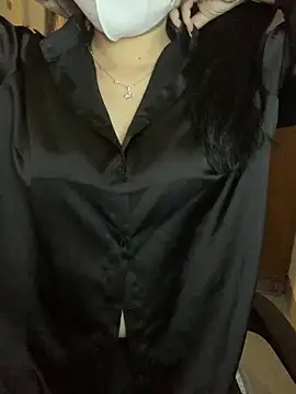 Hanni 22 online show from December 1, 2025, 12:28 pm