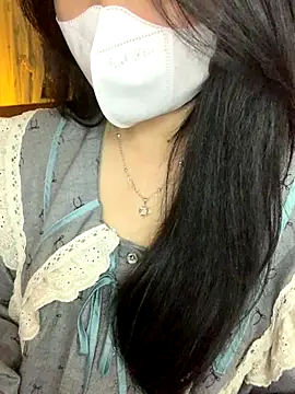 Hanni 22 online show from November 29, 2025, 3:45 pm