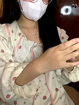 Hanni 22 online show from November 27, 2025, 4:18 pm