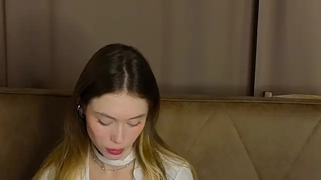 Snapshot of TarraStollar chatting on November 21, 2025, 8:35 am TarraStollar online show from November 21, 2025, 8:35 am