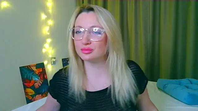 Snapshot of MilaLove__ chatting on November 19, 2025, 1:55 pm MilaLove online show from November 19, 2025, 1:55 pm