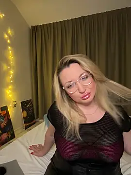 MilaLove   online show from November 18, 2025, 10:02 pm