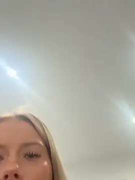 Sandrasnoww online show from December 2, 2025, 11:06 pm