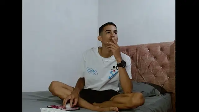 Alexx and Valentinoo online show from November 18, 2025, 9:40 pm