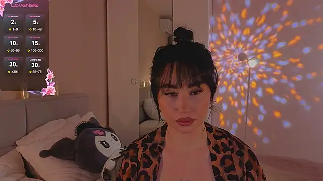 Lia May online show from November 25, 2025, 2:12 am