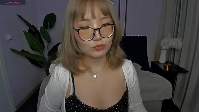 Erica Asti online show from November 18, 2025, 2:27 am