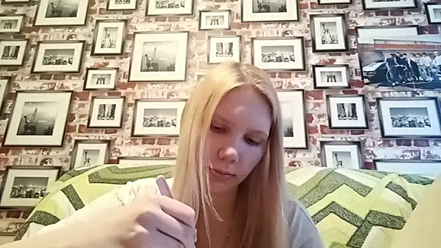 Snapshot of EvieBaggette chatting on November 20, 2025, 7:42 am EvieBaggette online show from November 20, 2025, 7:42 am