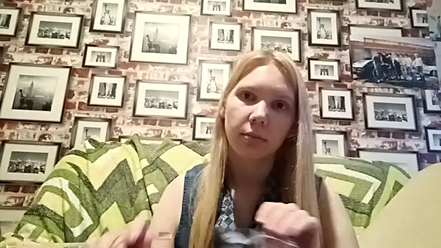 Snapshot of EvieBaggette chatting on November 19, 2025, 7:19 am EvieBaggette online show from November 19, 2025, 7:19 am