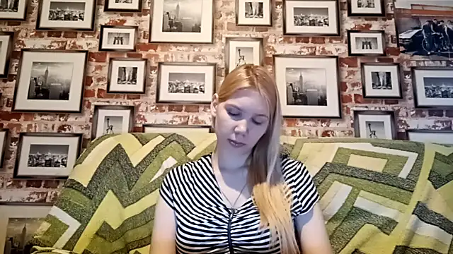 Snapshot of EvieBaggette chatting on November 27, 2025, 6:14 am EvieBaggette online show from November 27, 2025, 6:14 am