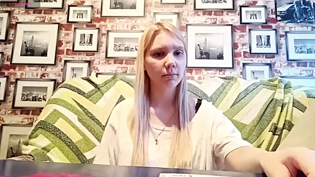 Snapshot of EvieBaggette chatting on November 21, 2025, 8:46 am EvieBaggette online show from November 21, 2025, 8:46 am