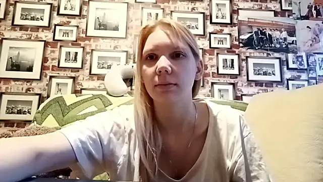 Snapshot of EvieBaggette chatting on November 18, 2025, 7:33 am EvieBaggette online show from November 18, 2025, 7:33 am