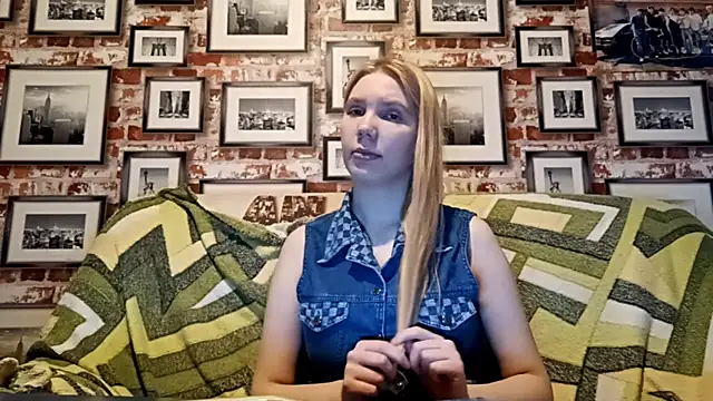 Snapshot of EvieBaggette chatting on November 25, 2025, 6:14 am EvieBaggette online show from November 25, 2025, 6:14 am