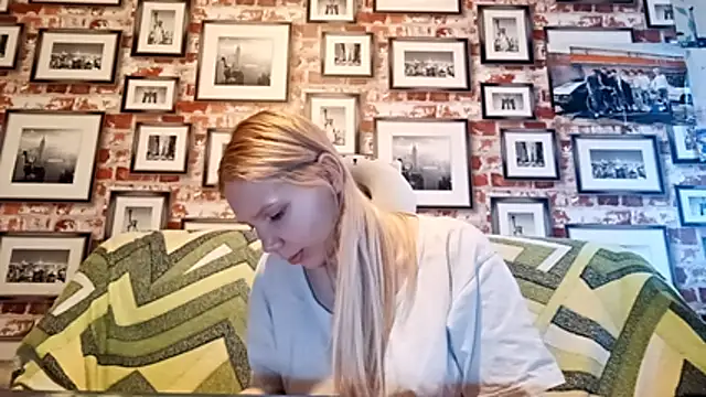 Snapshot of EvieBaggette chatting on November 24, 2025, 8:25 am EvieBaggette online show from November 24, 2025, 8:25 am