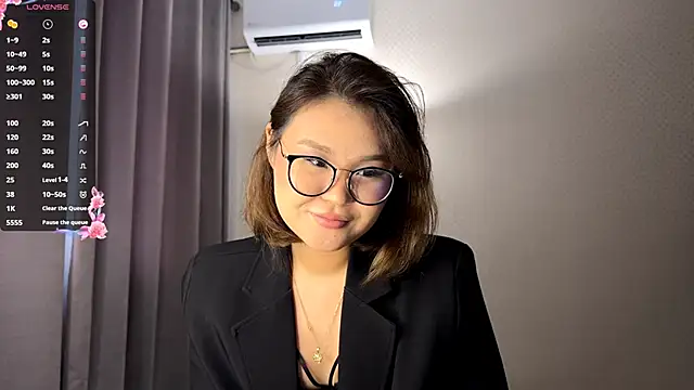 HoneyKitsu online show from December 1, 2025, 10:16 am