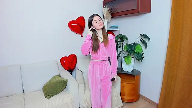 AngelesBenitz online show from February 13, 2026, 7:08 am