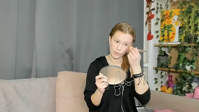 KarieBowery online show from November 28, 2025, 8:42 pm