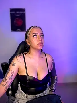 Snapshot of VeloraVyxen_ chatting on November 18, 2025, 8:23 pm VeloraVyxen online show from November 18, 2025, 8:23 pm