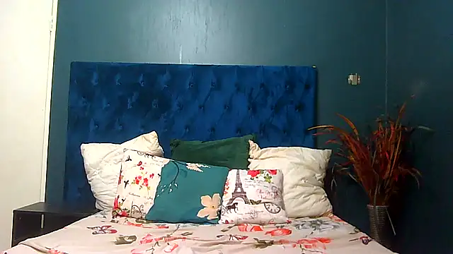 BrunetteNaomi8 online show from February 3, 2026, 8:25 pm