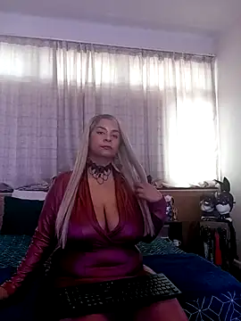 Snapshot of LaReineCleo chatting on May 11, 2026, 10:16 am LaReineCleo online show from May 11, 2026, 10:16 am