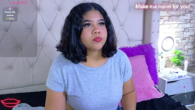 Amanda Mooree online show from April 18, 2026, 4:04 am