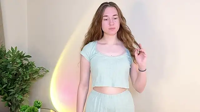 SudieNatera online show from November 26, 2025, 5:29 am