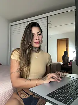 thauanydemontie online show from December 17, 2025, 1:54 am