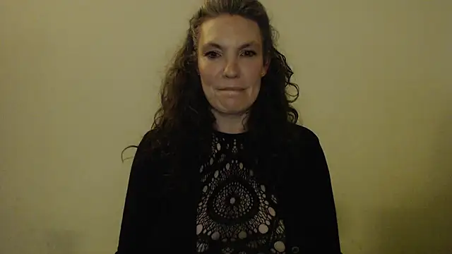 Maeve40 online show from November 28, 2025, 8:42 pm