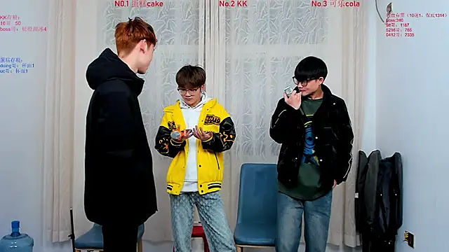 Delicious-boys-001 online show from December 4, 2025, 10:36 am