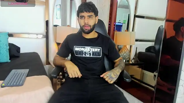 Snapshot of Jesuss77_ chatting on November 26, 2025, 2:06 pm Jesuss77 online show from November 26, 2025, 2:06 pm