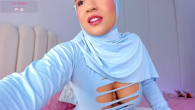 Amira-Zahra online show from June 12, 2026, 10:40 pm