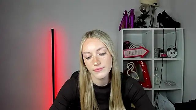 EvelynBlond online show from June 3, 2026, 2:33 pm