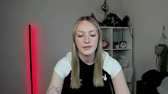 EvelynBlond online show from April 2, 2026, 12:45 pm