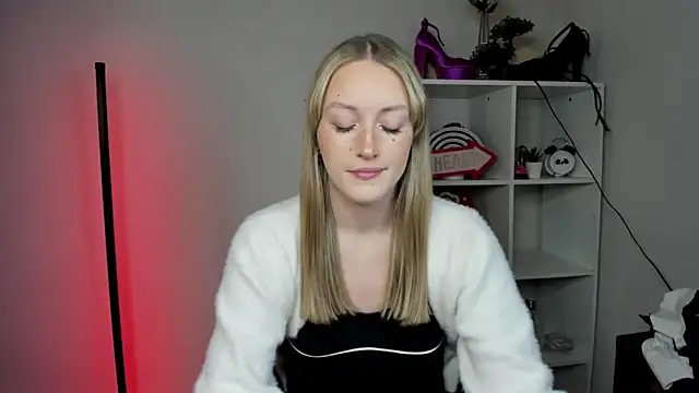 EvelynBlond online show from March 23, 2026, 1:33 pm