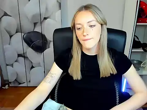 EvelynBlond online show from November 27, 2025, 1:33 pm