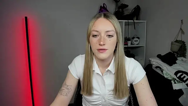 EvelynBlond online show from April 17, 2026, 5:32 am