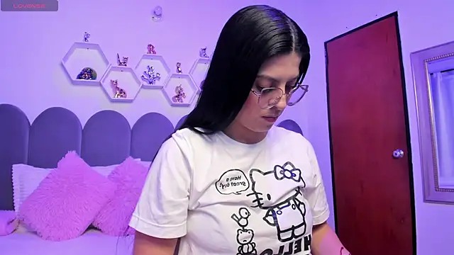 lunagomez24 online show from January 15, 2026, 1:53 am