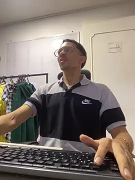 Snapshot of charlie_bass chatting on November 27, 2025, 4:02 am charlie bass online show from November 27, 2025, 4:02 am