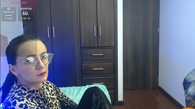 Juliana  lx online show from November 26, 2025, 1:22 pm