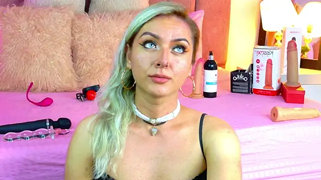 Snapshot of Lunitaa_Diva chatting on February 10, 2026, 3:44 pm Lunitaa Diva online show from February 10, 2026, 3:44 pm