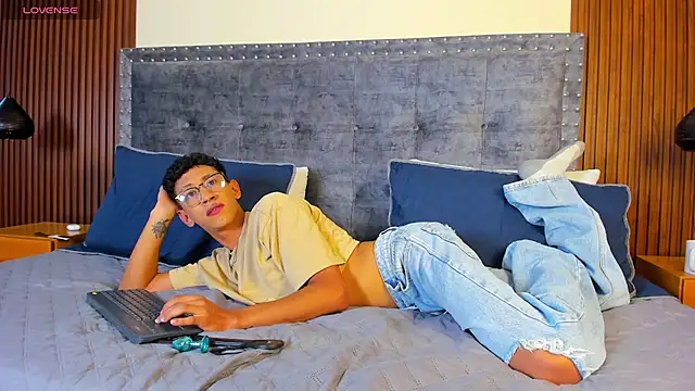 alan bless18 online show from November 24, 2025, 6:41 pm