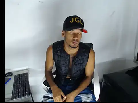 Snapshot of Straight_latinX chatting on November 28, 2025, 3:50 am Straight latinX online show from November 28, 2025, 3:50 am