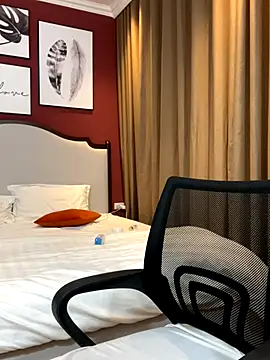 Queen-of-Love online show from December 21, 2025, 12:35 am