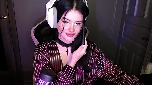 Moon raven online show from December 15, 2025, 5:30 pm