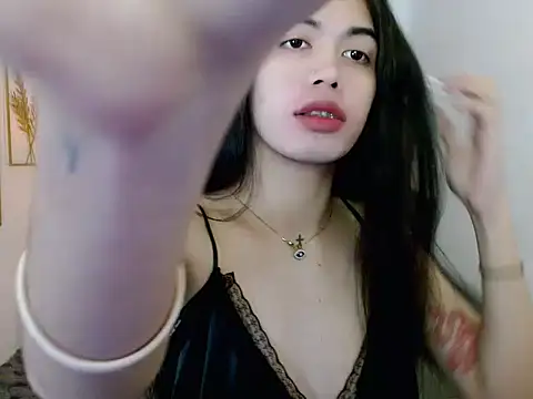 hollyyumiloove online show from November 28, 2025, 3:23 pm