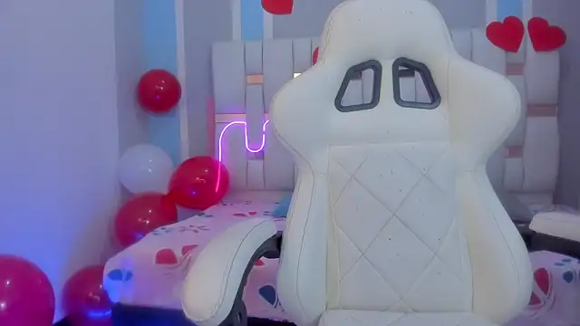 mask red girl online show from February 16, 2026, 12:37 pm