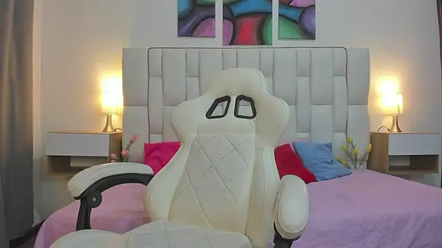 mask red girl online show from March 26, 2026, 12:25 pm