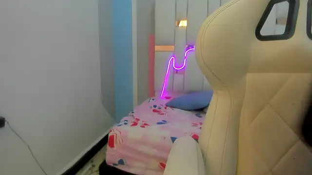 mask red girl online show from February 10, 2026, 12:37 pm