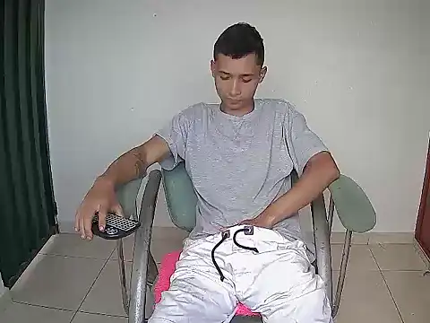 Snapshot of Dereck245 chatting on November 23, 2025, 6:40 pm Dereck245 online show from November 23, 2025, 6:40 pm