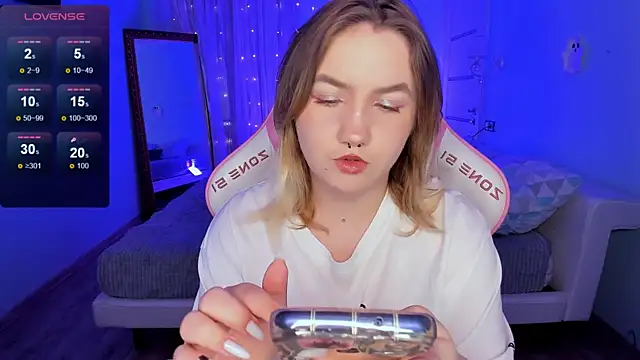 lovelyy julia online show from December 4, 2025, 8:24 am