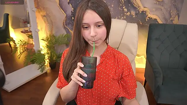 TinyNatalie online show from May 26, 2026, 1:53 pm
